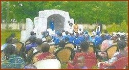 Assemblée de chrétiens au sanctuaire « Notre-Dame de la Croix » (Côte d'Ivoire)